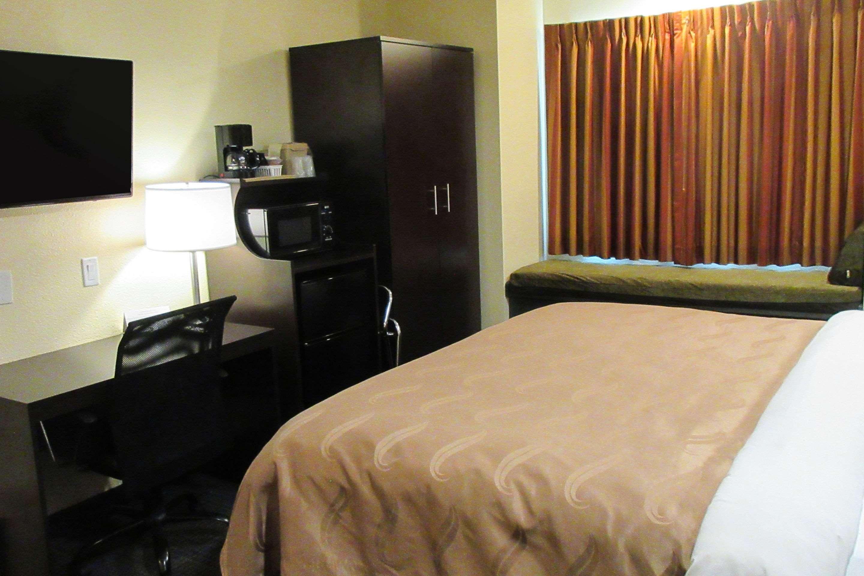 Quality Inn & Suites Near Nas ファロン エクステリア 写真