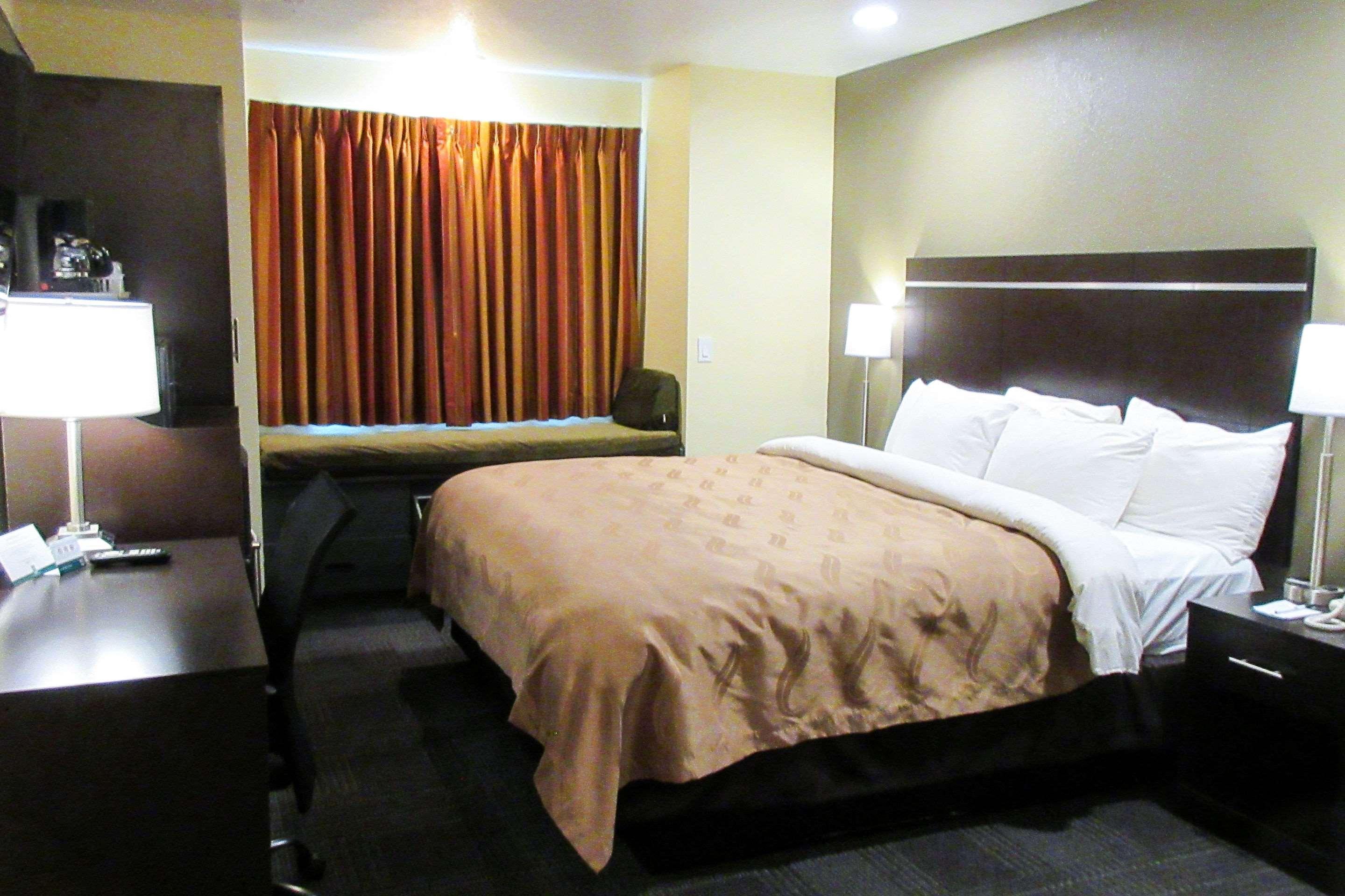 Quality Inn & Suites Near Nas ファロン エクステリア 写真